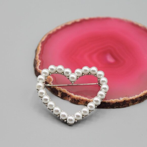 Jewelry - Heart love romantic pin brooch jewelry fashion pearls silver white gold tone new